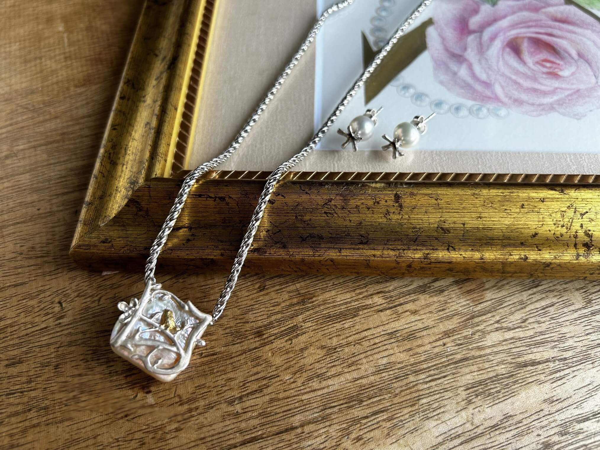 「物語をまとう、ひと粒のかけら。」
— 自然と祈りから生まれるジュエリー